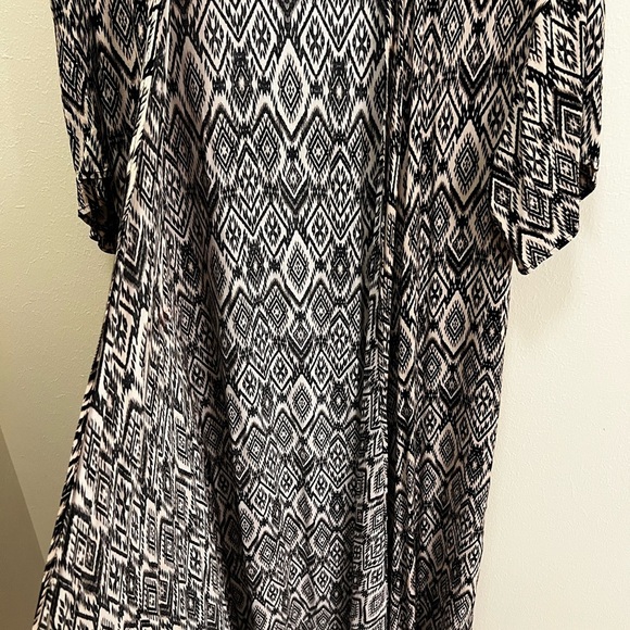 Turquoise Haven Black and White Geometric Patterned Women's Kimono - Picture 4 of 6